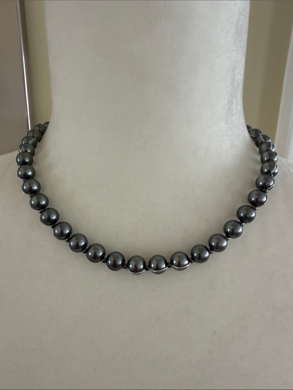 VINTAGE DARK GREY KNOTTED FAUX PEARL CHOKER NECKLACE Gunmetal Hardware